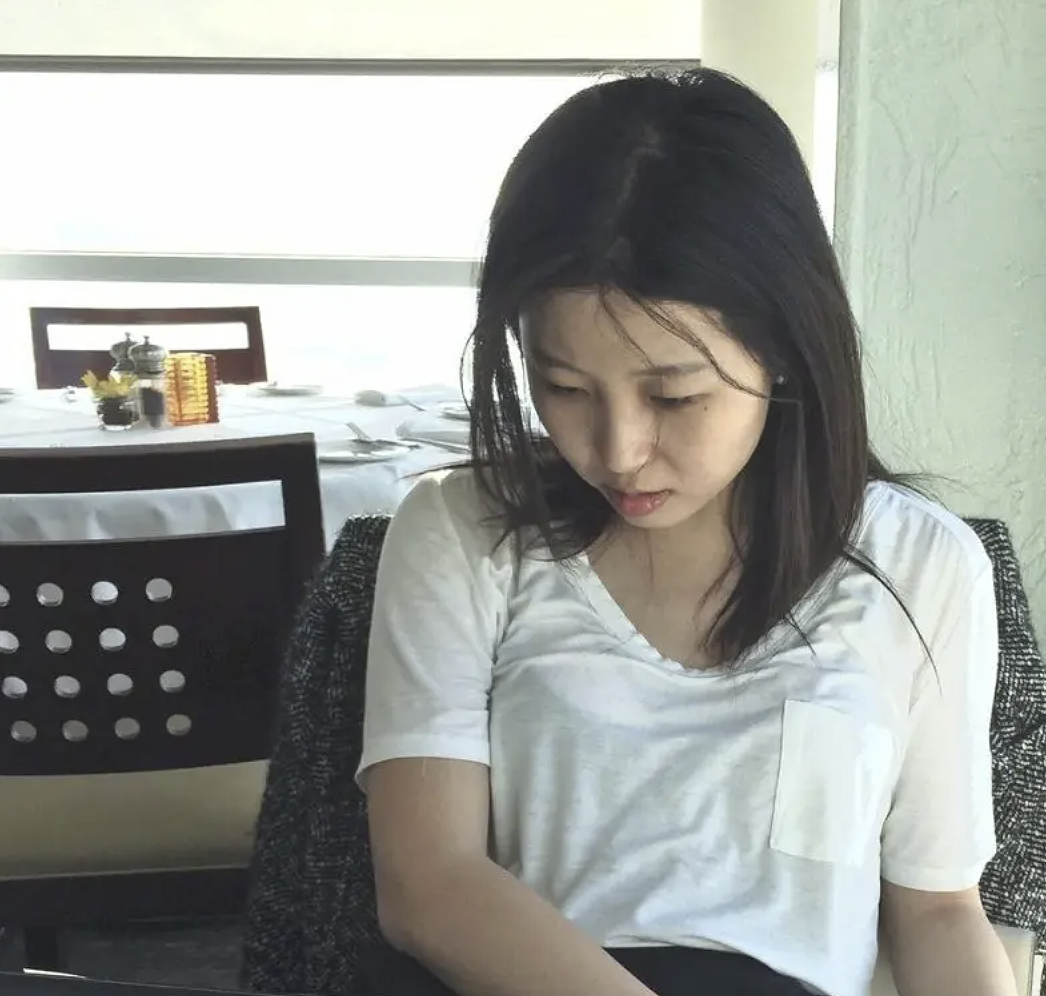 史上最大“处方药丑闻”!北大才女让10万人上瘾,狂捞上亿!曾口出狂言: 谁被抓,我送特斯拉(组图) - 1