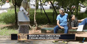 【美女】翘臀美女故意走光戏弄路人情侣，网友：这诱惑谁都顶不住（组图） - 4