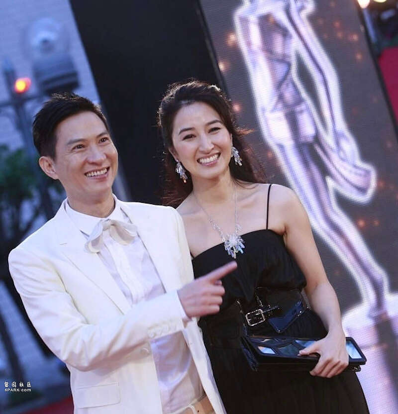张家辉夫妇素颜吃饭被偶遇,网友大赞保养得宜(组图) - 3