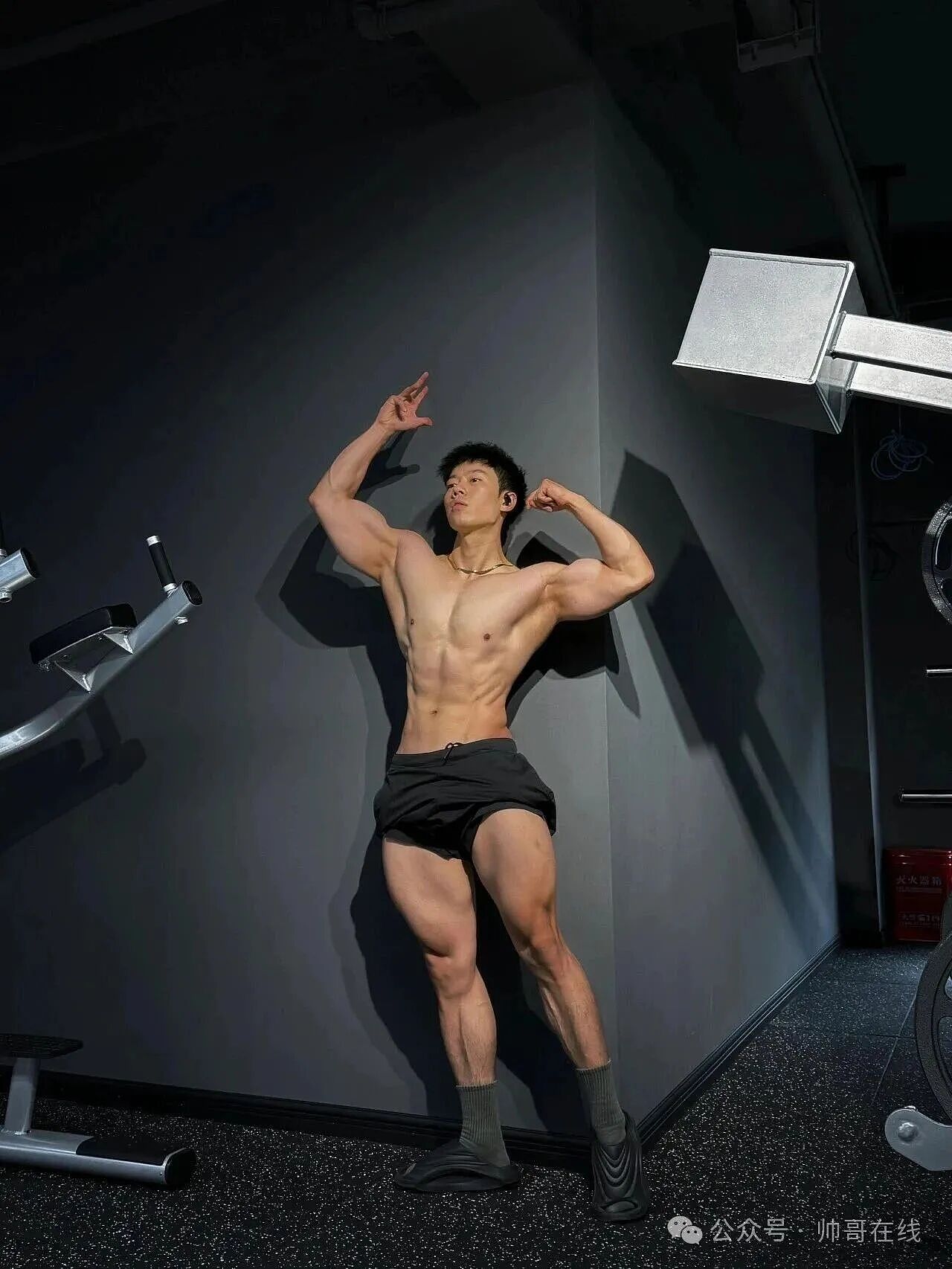 【帅哥】某书很火的大胸肌健身教练，健身房各种凹造型，这身材也太棒了（组图） - 7