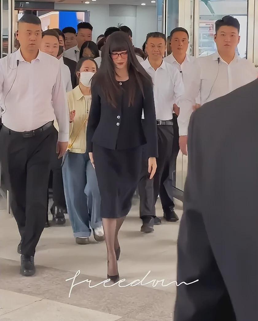 39岁江疏影为眼镜店站台,包臀裙搭黑丝超火辣,齐刘海土到认不出(组图) - 17