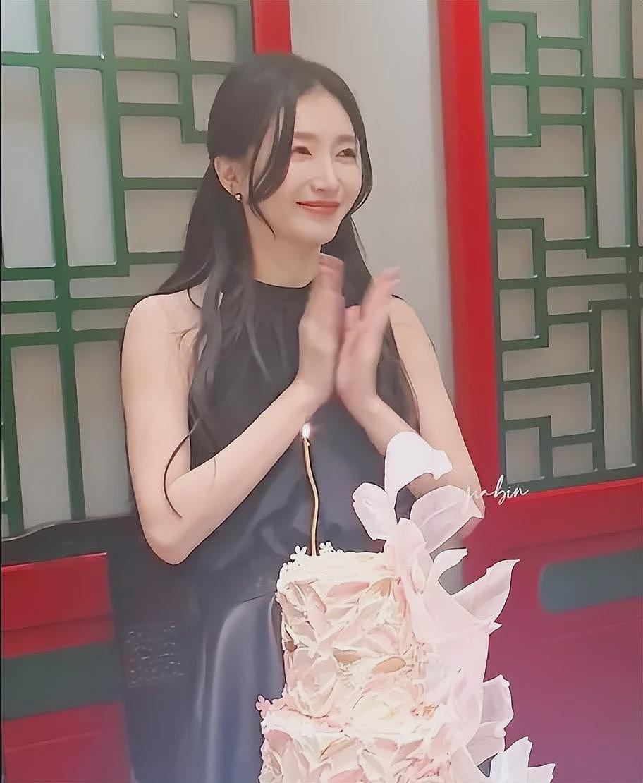 39岁江疏影为眼镜店站台,包臀裙搭黑丝超火辣,齐刘海土到认不出(组图) - 14