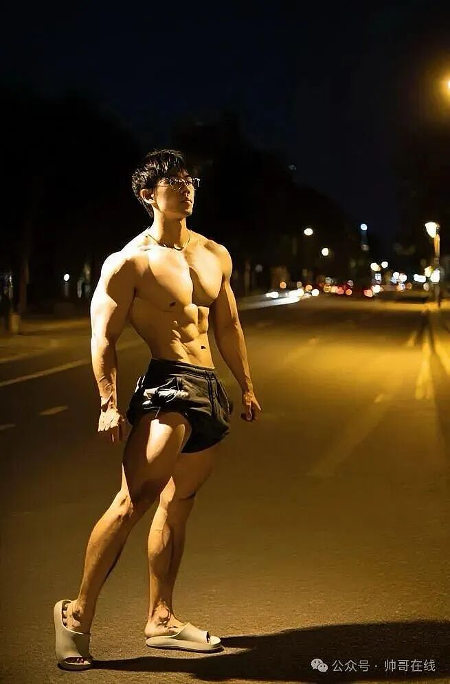 【帅哥】某书很火的大胸肌健身教练，健身房各种凹造型，这身材也太棒了（组图） - 1