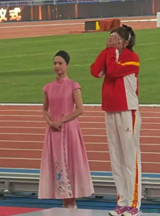 吴艳妮摘银领奖台上爆哭，朱婷的话她还是不懂（组图） - 1
