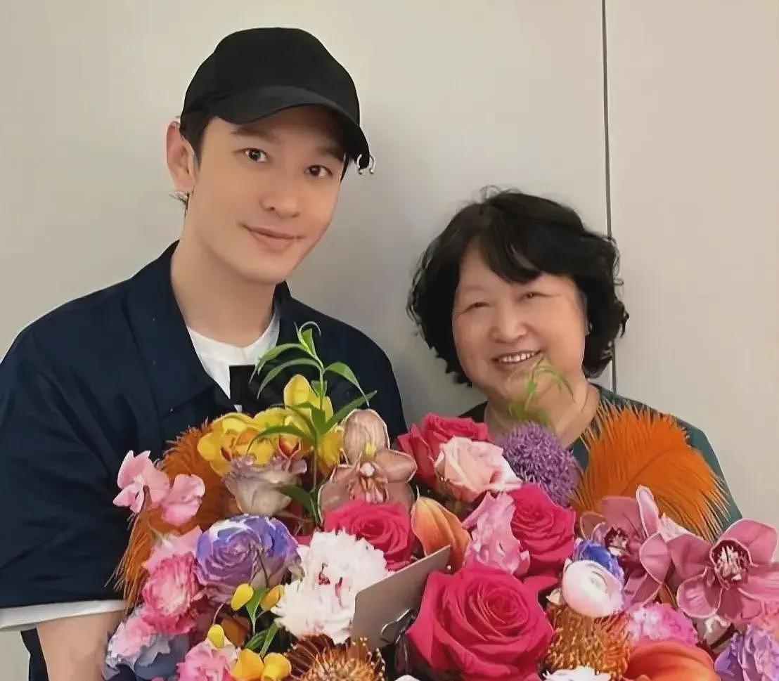 baby带小海绵和黄晓明妈妈聚餐!俩人轮流带娃,和前夫家相处愉快(组图) - 14
