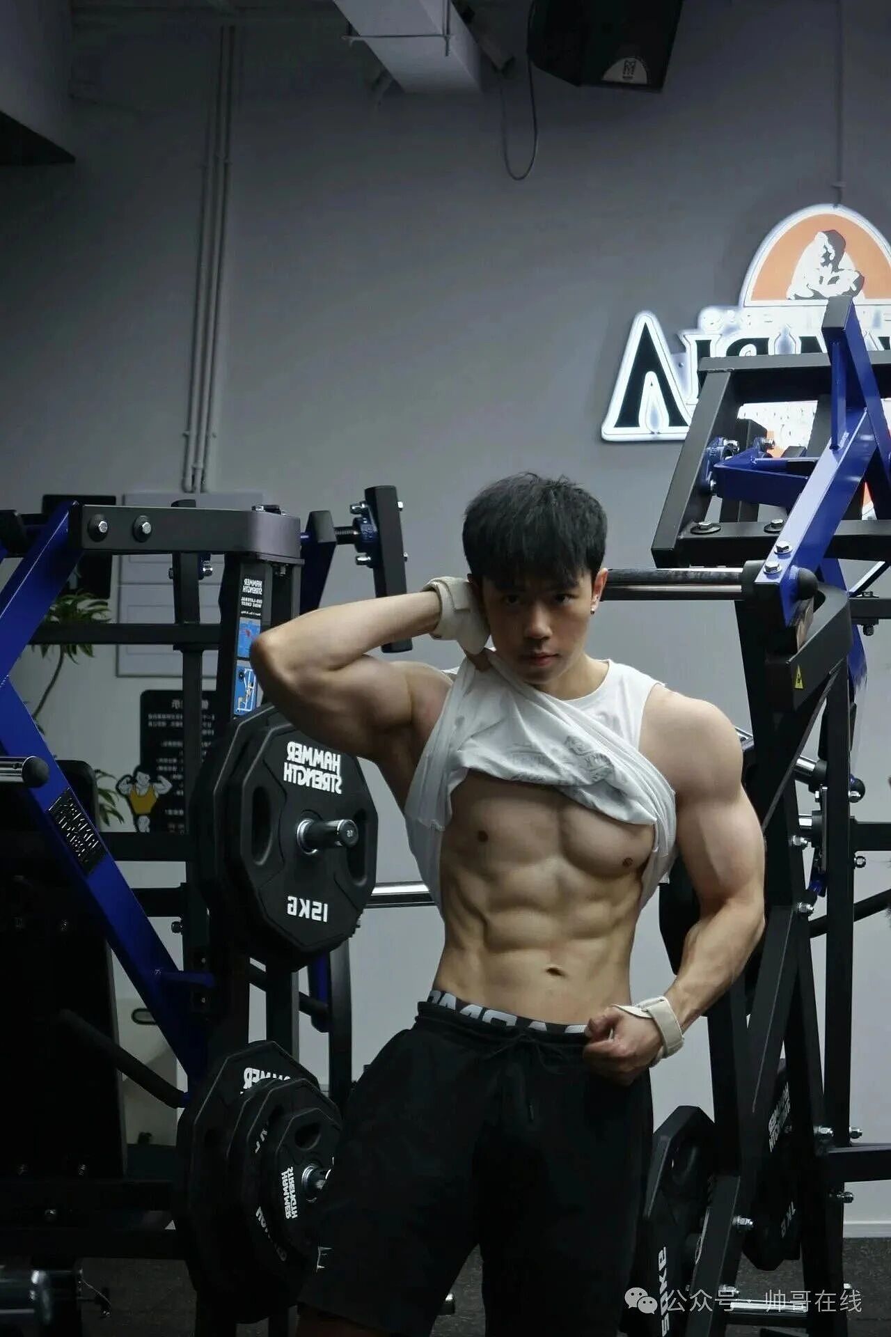 【帅哥】某书很火的大胸肌健身教练，健身房各种凹造型，这身材也太棒了（组图） - 8