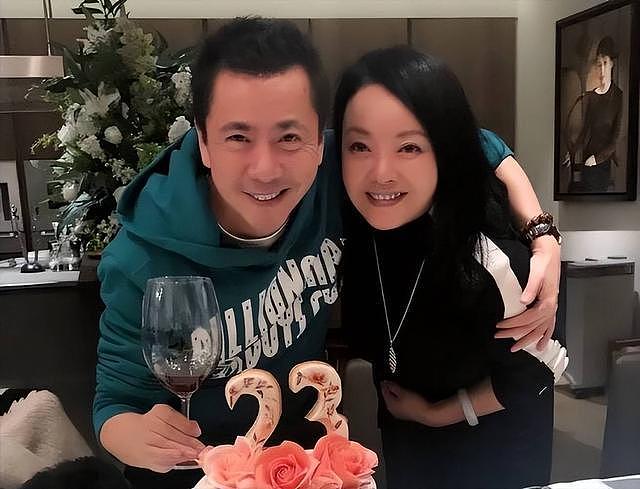 欠债22亿，喝9块钱啤酒，靠妻子带货还债，娱圈大佬现状让人唏嘘（组图） - 1