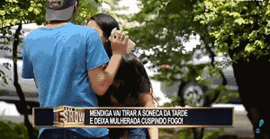 【美女】翘臀美女故意走光戏弄路人情侣，网友：这诱惑谁都顶不住（组图） - 6