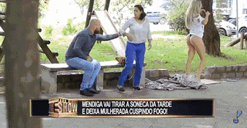【美女】翘臀美女故意走光戏弄路人情侣，网友：这诱惑谁都顶不住（组图） - 3