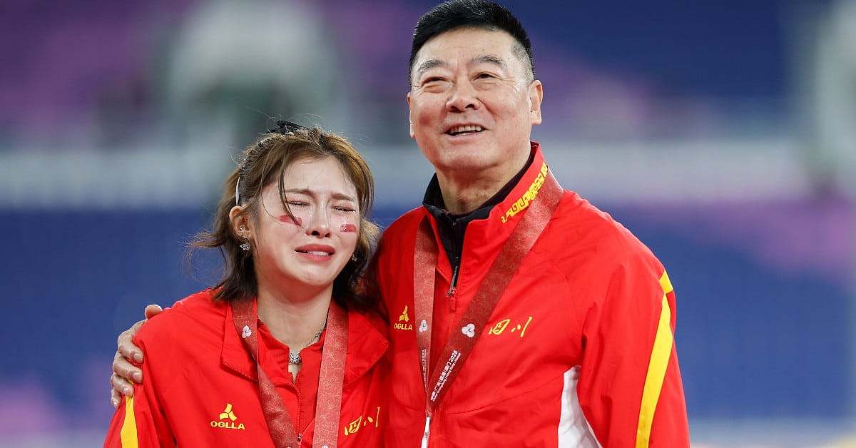 吴艳妮摘银领奖台上爆哭，朱婷的话她还是不懂（组图） - 2