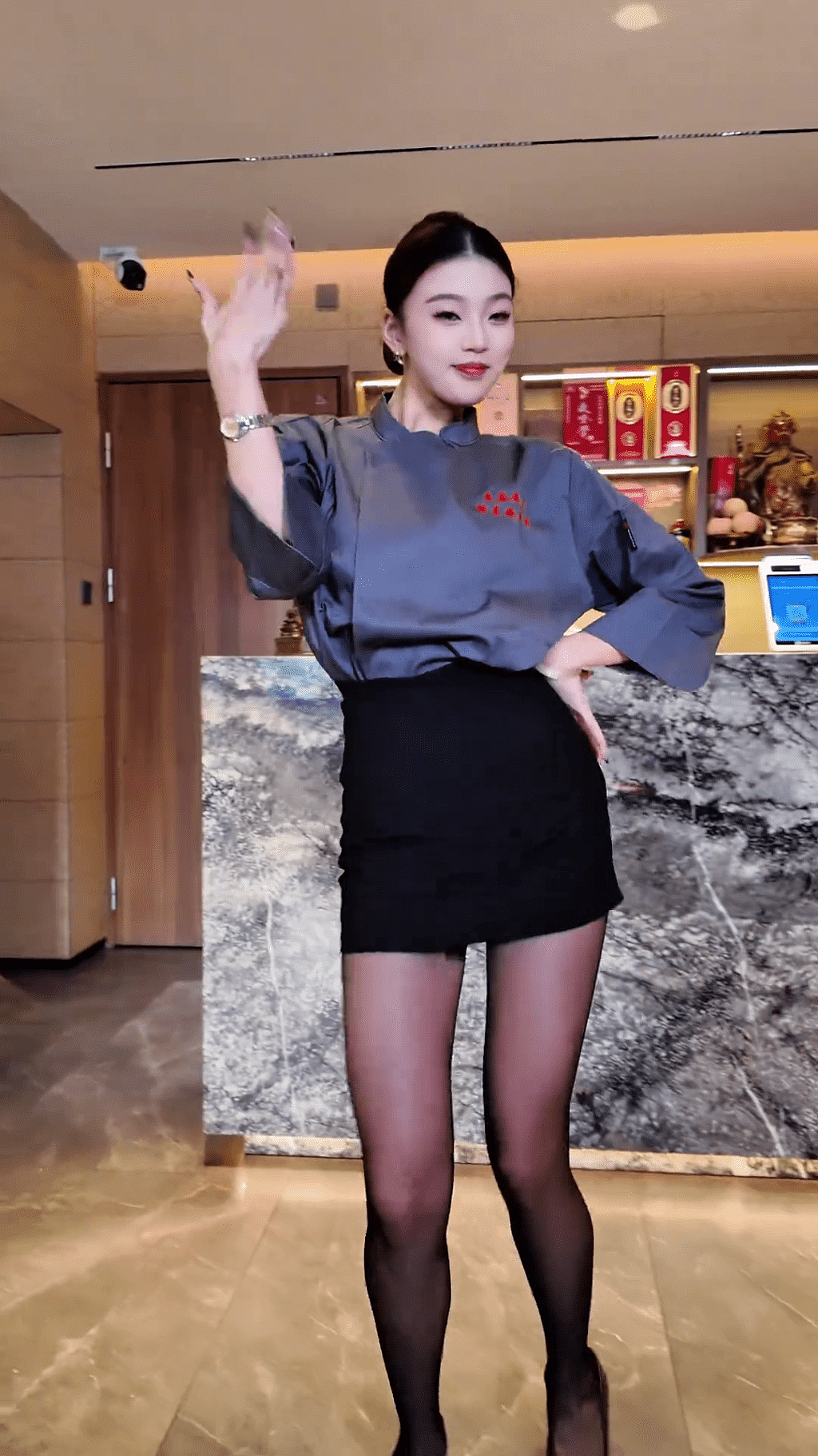 影响卫生?黑丝长腿女厨房跳辣舞遭投诉,市监局:无健康证要整改(组图) - 1