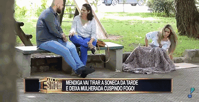 【美女】翘臀美女故意走光戏弄路人情侣，网友：这诱惑谁都顶不住（组图） - 1
