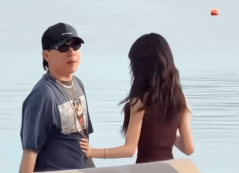 胡彦斌易梦玲海边吻照曝光,网友:一个刚出道的时候,一个刚出生...(组图) - 2