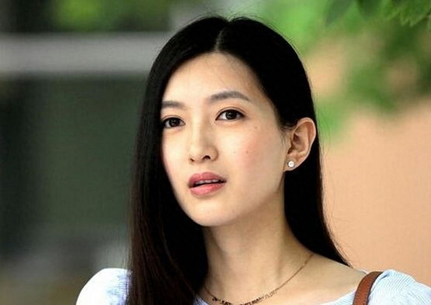 39岁江疏影为眼镜店站台,包臀裙搭黑丝超火辣,齐刘海土到认不出(组图) - 1