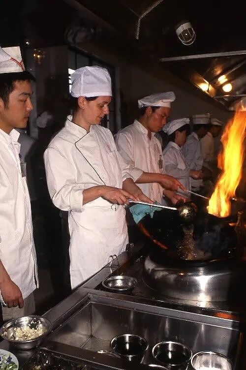 她明明是英国人，却专门跟老外科普中餐！30年前就来四川学颠勺，纯中国胃啊（组图） - 6