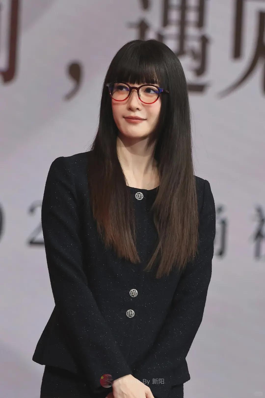 39岁江疏影为眼镜店站台,包臀裙搭黑丝超火辣,齐刘海土到认不出(组图) - 19