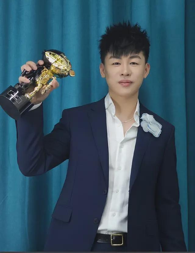 恋情实锤!胡彦斌易梦玲亲吻照曝光,两人相差16岁,女方情史丰富(组图) - 9