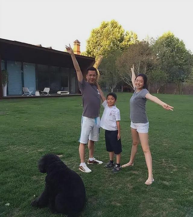 欠债22亿，喝9块钱啤酒，靠妻子带货还债，娱圈大佬现状让人唏嘘（组图） - 2