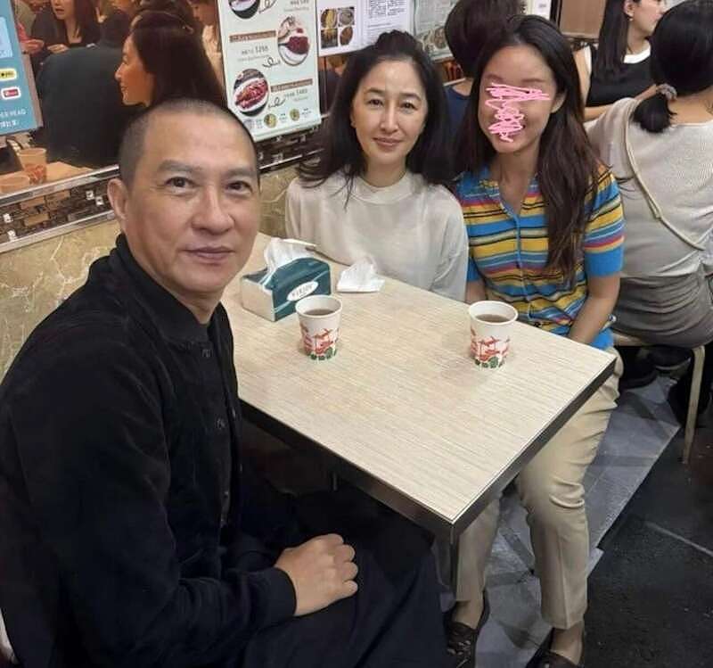 张家辉夫妇素颜吃饭被偶遇,网友大赞保养得宜(组图) - 5