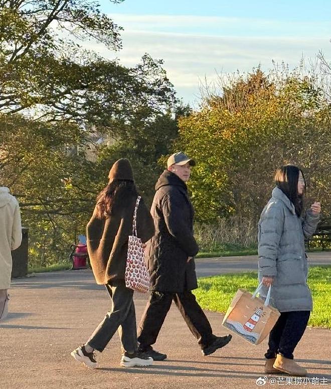 网友曝沙溢两个儿子在英国上学,沙溢胡可频繁现身英国陪读(组图) - 3