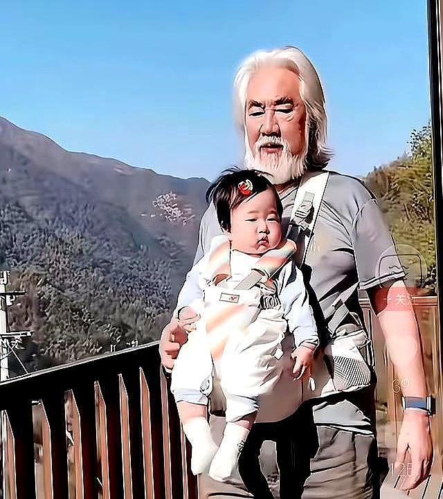 74岁张纪中“服老”了,剃胡须染黑发年轻20岁,和杜星霖更般配(组图) - 13
