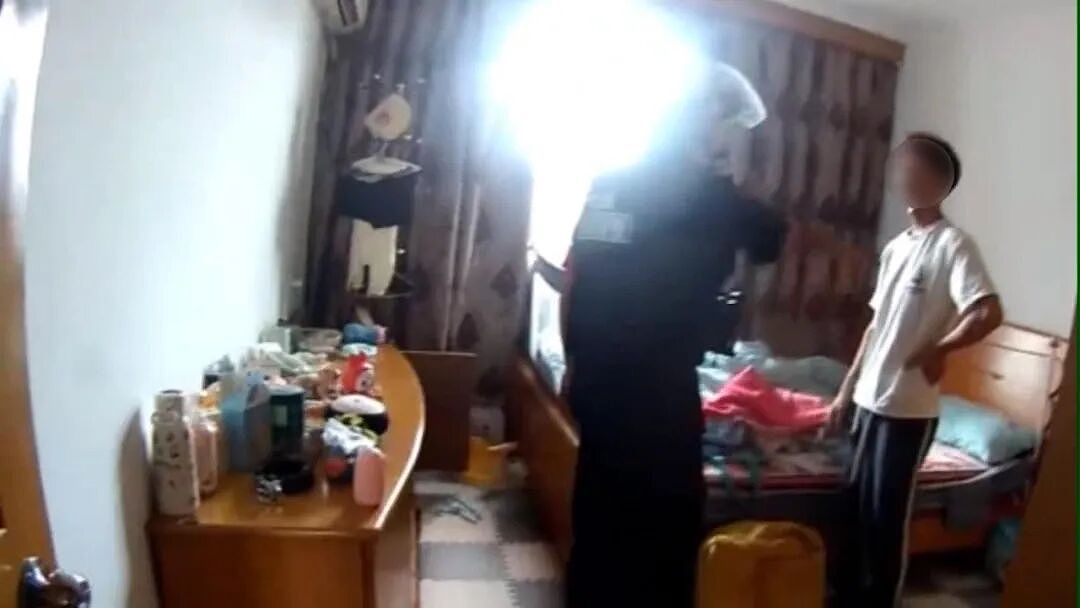 因妻子没带俩包子而发怒，浙江男子从6楼扔下30斤重行李箱，还让警方别来打扰：“砸到人了我就负责，没砸到就没事”（组图） - 2