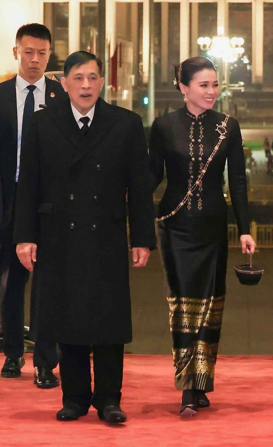 泰国王后在北京美艳杀疯，踩10厘米细高跟逛故宫，贵妃复宠被她秒了（组图） - 15