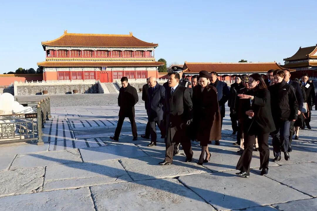 泰国王后在北京美艳杀疯，踩10厘米细高跟逛故宫，贵妃复宠被她秒了（组图） - 34