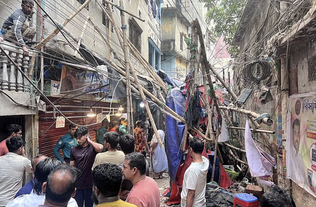 5.5级地震强袭，26秒撕裂首都！轰鸣巨响，建筑坍塌，数十死伤，民众逃命沦踩踏（视频/组图） - 7