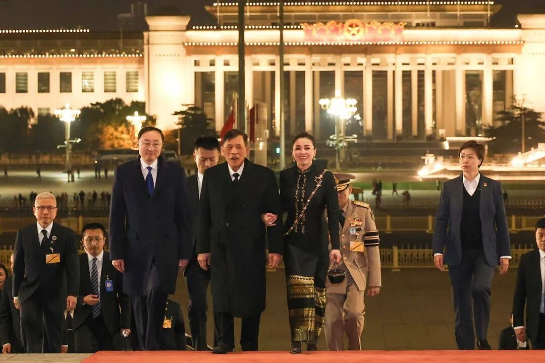 泰国王后在北京美艳杀疯，踩10厘米细高跟逛故宫，贵妃复宠被她秒了（组图） - 14