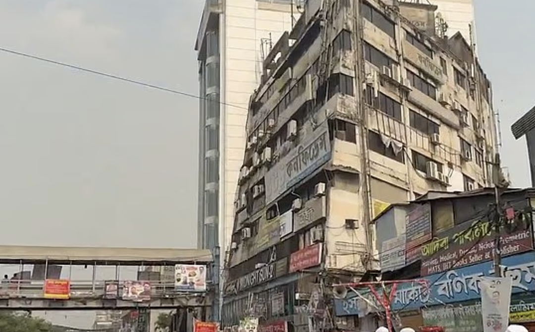 5.5级地震强袭，26秒撕裂首都！轰鸣巨响，建筑坍塌，数十死伤，民众逃命沦踩踏（视频/组图） - 1