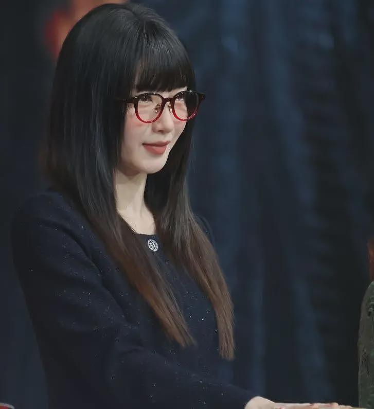 比整容还离谱!39岁江疏影现身活动,脸僵似硅胶,造型丑到认不出(组图) - 6
