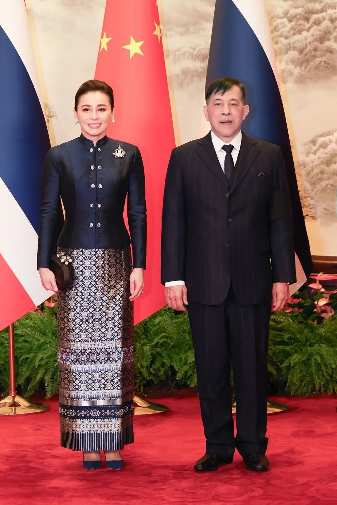泰国王后在北京美艳杀疯，踩10厘米细高跟逛故宫，贵妃复宠被她秒了（组图） - 13