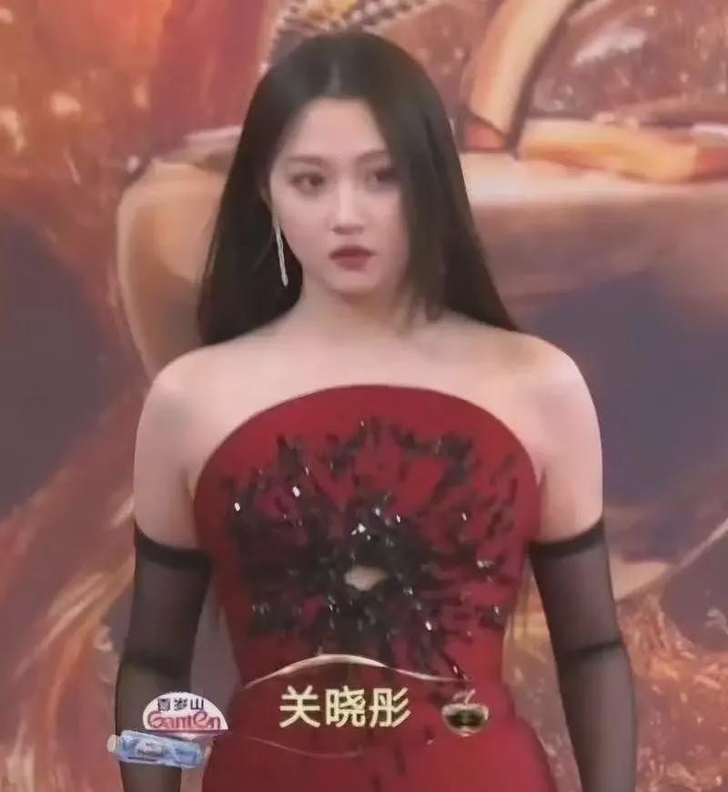比整容还离谱!39岁江疏影现身活动,脸僵似硅胶,造型丑到认不出(组图) - 15