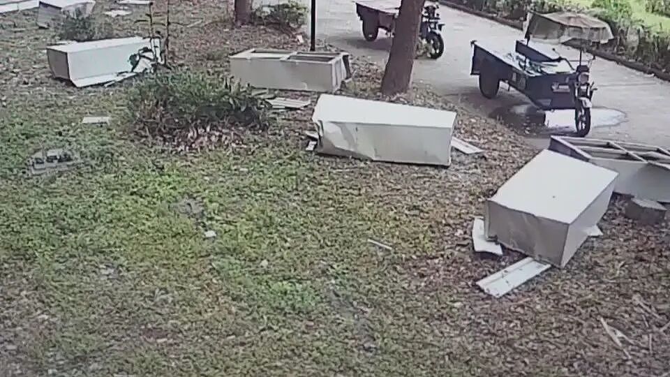 因妻子没带俩包子而发怒，浙江男子从6楼扔下30斤重行李箱，还让警方别来打扰：“砸到人了我就负责，没砸到就没事”（组图） - 7