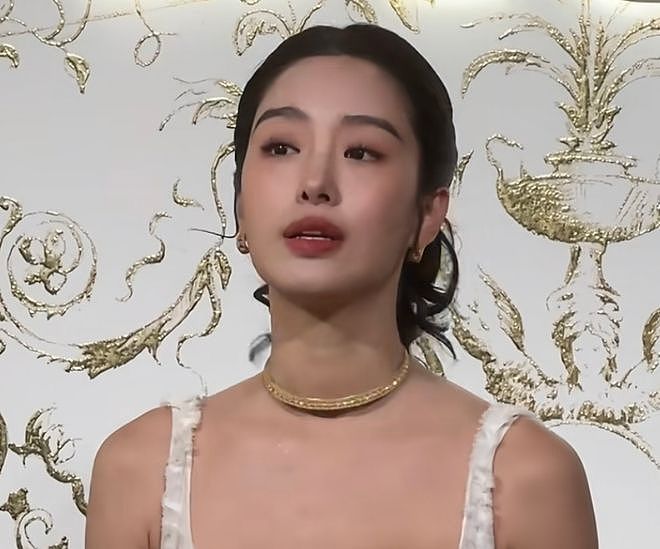 杨采钰被质疑缺钱了，最新活动一脸憔悴，嫁豪门生娃还要频繁站台（组图） - 7