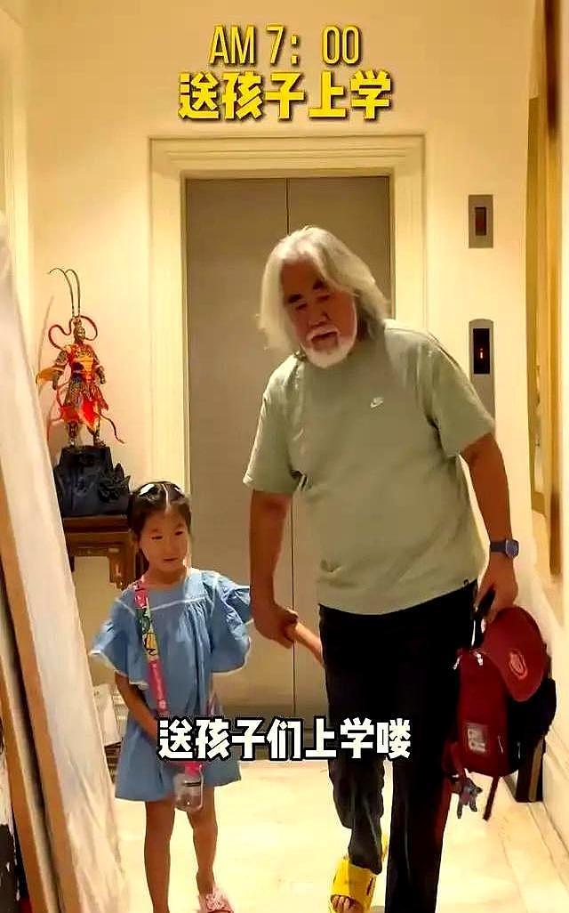 74岁张纪中“服老”了,剃胡须染黑发年轻20岁,和杜星霖更般配(组图) - 9