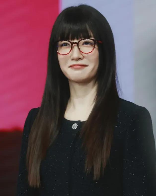 比整容还离谱!39岁江疏影现身活动,脸僵似硅胶,造型丑到认不出(组图) - 7