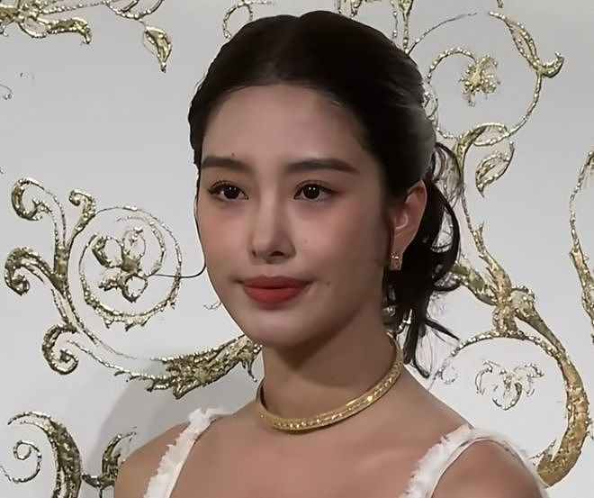 杨采钰被质疑缺钱了，最新活动一脸憔悴，嫁豪门生娃还要频繁站台（组图） - 1