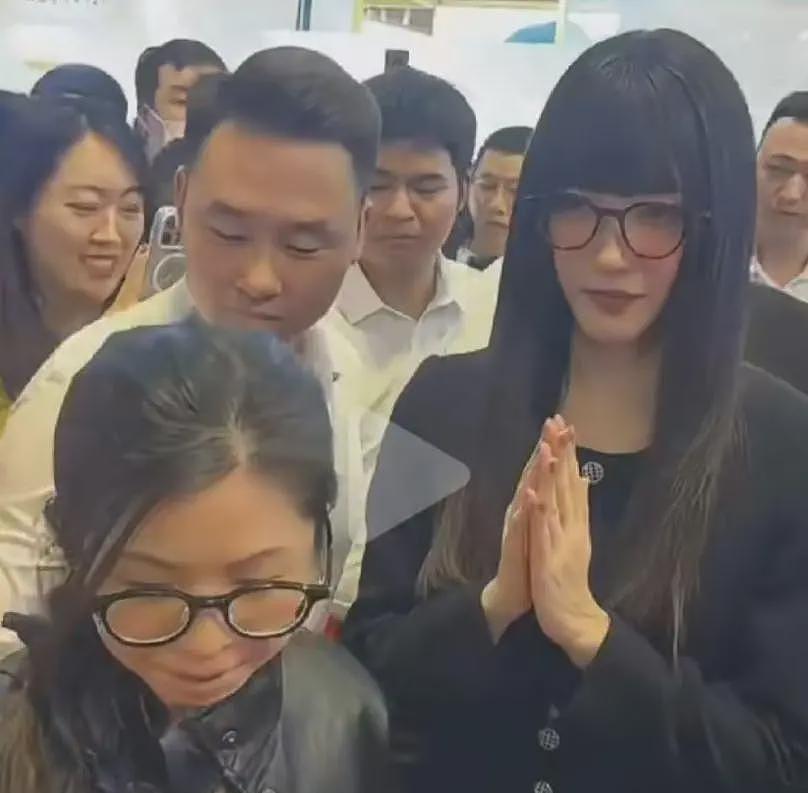 比整容还离谱!39岁江疏影现身活动,脸僵似硅胶,造型丑到认不出(组图) - 8