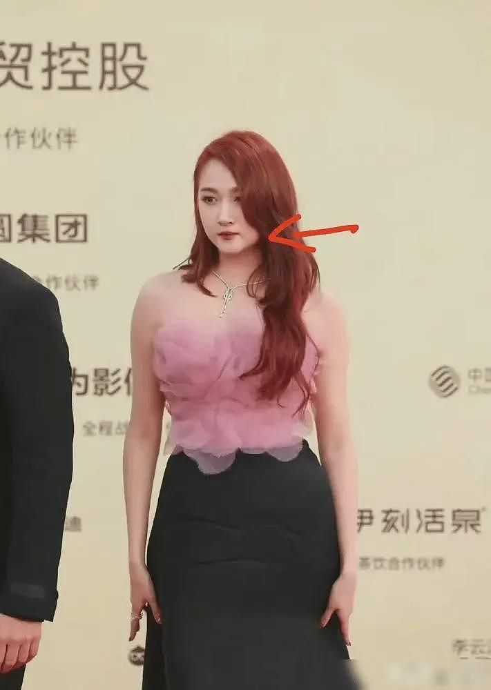 比整容还离谱!39岁江疏影现身活动,脸僵似硅胶,造型丑到认不出(组图) - 14