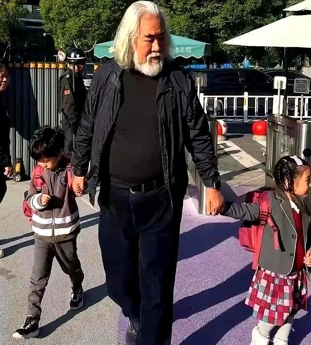 74岁张纪中“服老”了,剃胡须染黑发年轻20岁,和杜星霖更般配(组图) - 10
