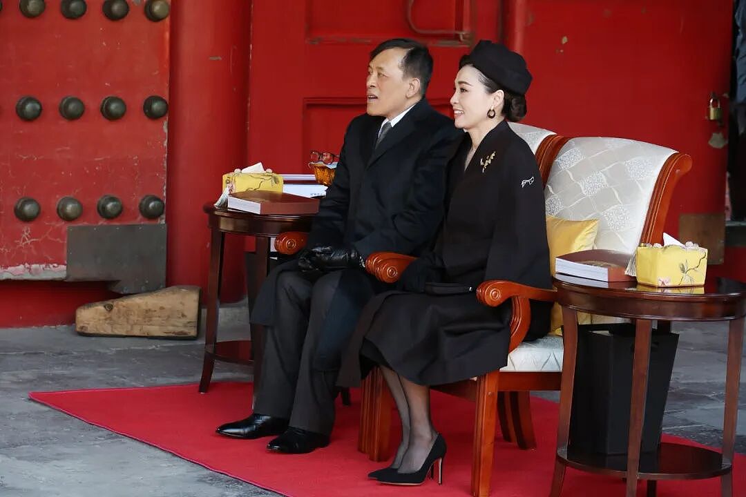 泰国王后在北京美艳杀疯，踩10厘米细高跟逛故宫，贵妃复宠被她秒了（组图） - 33