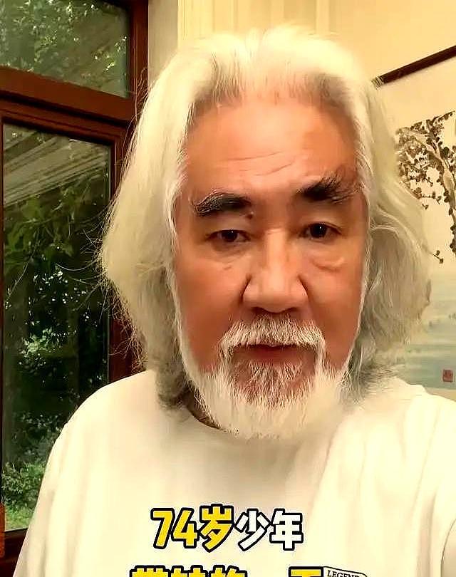 74岁张纪中“服老”了,剃胡须染黑发年轻20岁,和杜星霖更般配(组图) - 7