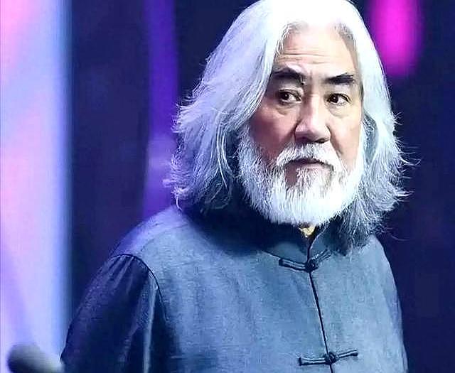 74岁张纪中“服老”了,剃胡须染黑发年轻20岁,和杜星霖更般配(组图) - 1