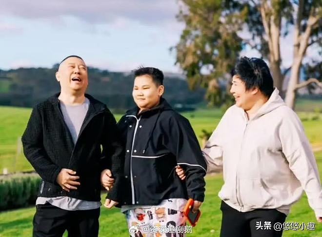 29岁郭麒麟近照曝光，中分双下巴发福严重，网友：这不是黄磊吗？（组图） - 11
