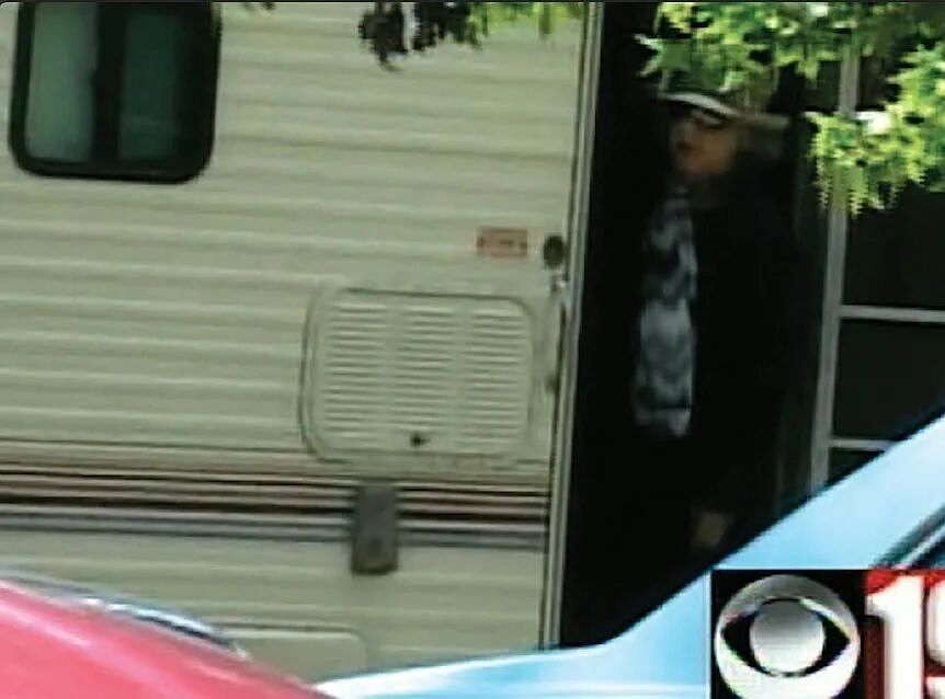 她女扮男装抢银行,从不带枪却屡屡得手!60岁用玩具骗警方击毙自己,把自己当电影牛仔了?(组图) - 8