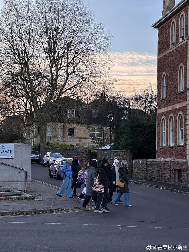 网友曝沙溢两个儿子在英国上学,沙溢胡可频繁现身英国陪读(组图) - 5