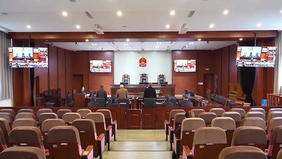 因妻子没带俩包子而发怒，浙江男子从6楼扔下30斤重行李箱，还让警方别来打扰：“砸到人了我就负责，没砸到就没事”（组图） - 8