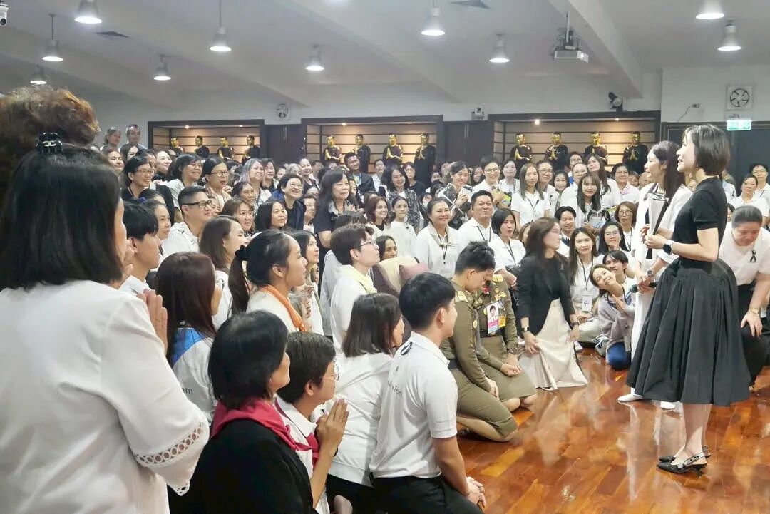 泰国王后在北京美艳杀疯，踩10厘米细高跟逛故宫，贵妃复宠被她秒了（组图） - 45